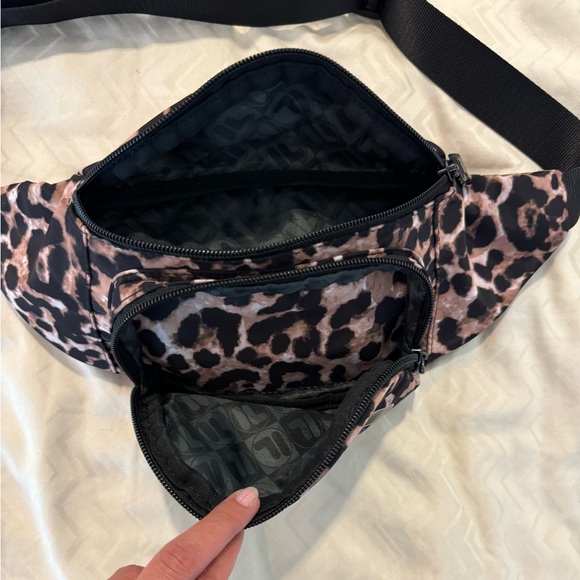 FILA CROSSBODY/FANNY PACK LEOPARD PRINT BAG - Picture 3 of 11